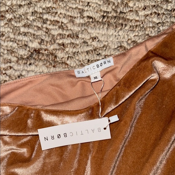 One-Shoulder Long Velvet Dress - Picture 3 of 4